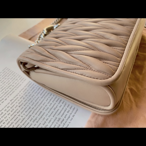 MIU MIU
Nappa Matelasse Club Shoulder Bag Cammeo - Picture 6 of 10
